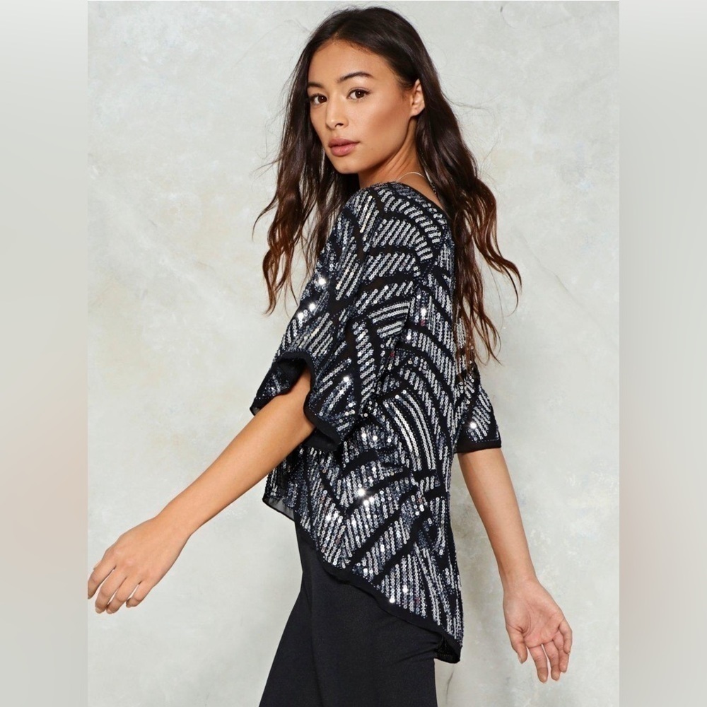 NWOT En Crème - black and silver short sleeved high low sequin top. Size Small
